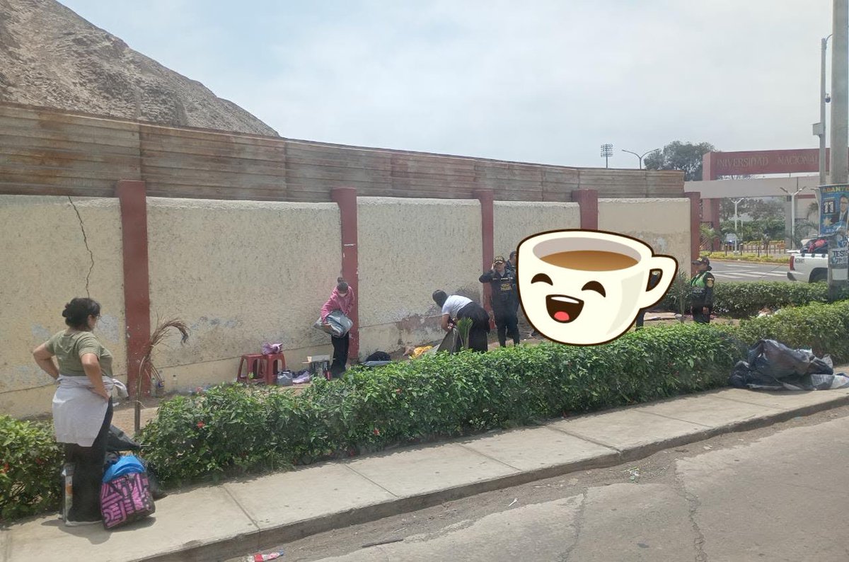 jik00kology's tweet photo. Es de mi agrado informarles que la policia por fin hizo su chamba y desalojó a todas las "armys" que estaban acampando afuera de san marcos para el concierto de bts 🥳 https://t.co/XDIAXwcc63