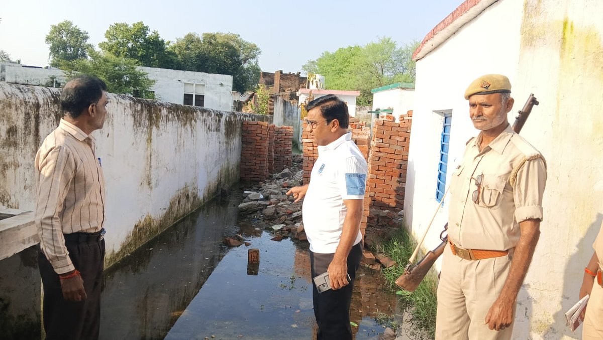 ChitrakootDm's tweet photo. विद्यालय परिसर से जलभराव की समस्या का त्वरित समाधान

मऊ तहसील क्षेत्र के ग्राम पंचायत अहिरी में तालाब का पानी दो विद्यालयों के परिसर में भर जाने की सूचना पर उप जिलाधिकारी, मऊ द्वारा मौके पर पहुंचकर स्थिति का निरीक्षण किया गया।

जलभराव के कारण विद्यालय परिसर, शौचालय एवं रसोई प्रभावित थे। स्थिति को देखते हुए तालाब की भीटा को एक स्थान से कटवाकर जेसीबी के माध्यम से तत्काल जल निकासी कराई गई। उप जिलाधिकारी द्वारा मौके पर रहकर जल निकासी कार्य की निगरानी की गई, जिससे विद्यालय परिसर में जलभराव कम हुआ और छात्र-छात्राओं एवं शिक्षकों को राहत मिली।

भविष्य में जल निकासी बाधित न हो, इसके लिए पानी निकासी वाले स्थान पर पुलिया निर्माण कराने के निर्देश दिए।

#Chitrakoot #Mau #Waterlogging #DrainageManagement #SchoolSafety #DistrictAdministration #PublicService