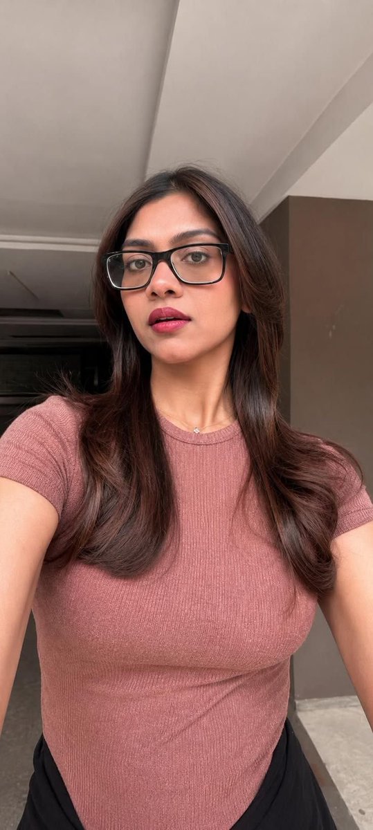 moody_boy23's tweet photo. Preethi munda 😍🔥

Iva deep secrets ipotha konchama veliya varuthu 🌚🤤 https://t.co/VWRgbUubK6