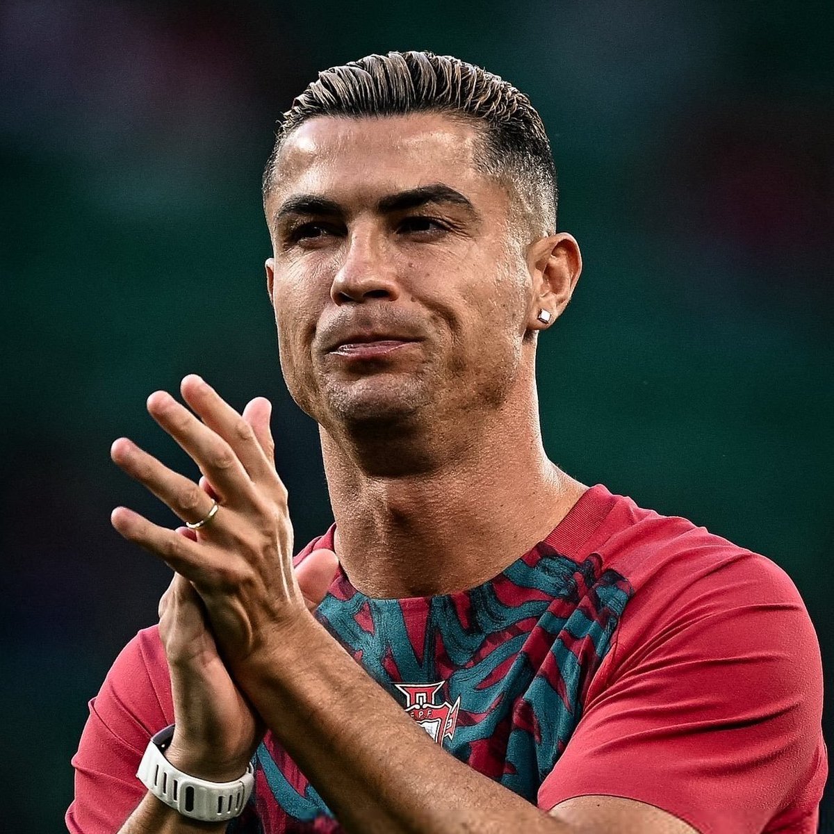 TouchlineX's tweet photo. 🚨 𝗕𝗥𝗘𝗔𝗞𝗜𝗡𝗚: Cristiano Ronaldo didn't TRAIN today with the Portuguese NT. He is missing training for the 3RD DAY IN A ROW.

Jorge Jesus said today that Ronaldo would train, but he DIDN'T.

He has now LEFT the Portuguese NT camp.

— @abolapt https://t.co/NIYL0hGIPr