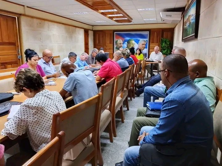 Josemjuncoglez's tweet photo. Evalúa Antonio Rodríguez, junto a Autoridades de la provincia, situación del abasto de agua en #PinardelRío https://t.co/A4qrlAZK90