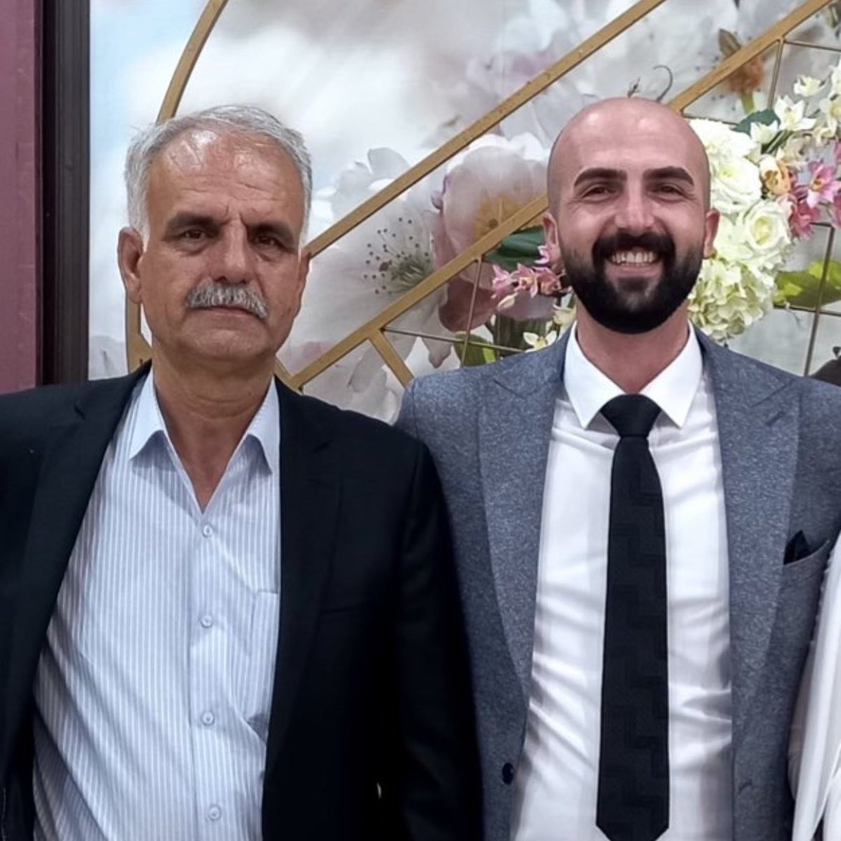 samira_e89's tweet photo. @90210RI «من خوبم، مواظب بابا باش.»

تنها چیزی بود که توی این ۲۶۵ روز، به خوابم اومد و بهم گفت. 💔

من از چند هزار کیلومتر اون‌طرف‌تر چطور مواظب این پیرمرد که انگار یک‌شبه صد سال پیرتر شده باشم؟… https://t.co/qG9qjaXd1q