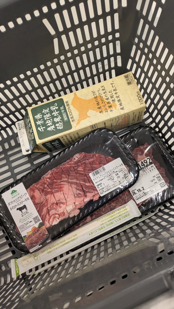 HisatoSo's tweet photo. もう、9月が終わった。9月17日は。僕の神様。無頼派作家・高須基仁さんの命日であった。・一���、雑誌が売れて一番ギャラが高かった時代、30本以上連載していた。今夜は先輩が差し入れで買ってくれた。今のモッツ出版も好きだ。
高須マニア宗寿人✒️
#モッツ出版　#高須基仁　#ヘアヌード
#三原じゅん子 https://t.co/BnkbftdPej