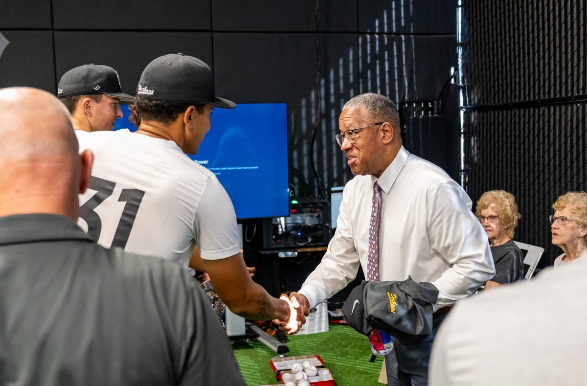 LBDirtbags's tweet photo. 𝐀 𝐥𝐨𝐨𝐤 𝐢𝐧𝐬𝐢𝐝𝐞 𝐭𝐡𝐞 𝐁𝐨𝐡𝐥 𝐀𝐧𝐧𝐞𝐱. 

President Blanchard, Marilyn Bohl, and Arline Walter stopped by to experience the technology behind the Dirtbags Pitching Lab and learn how innovation is shaping player development at LBSU

 #GoDirtbags | #LongBeachBuilt https://t.co/RSio2yQRL1