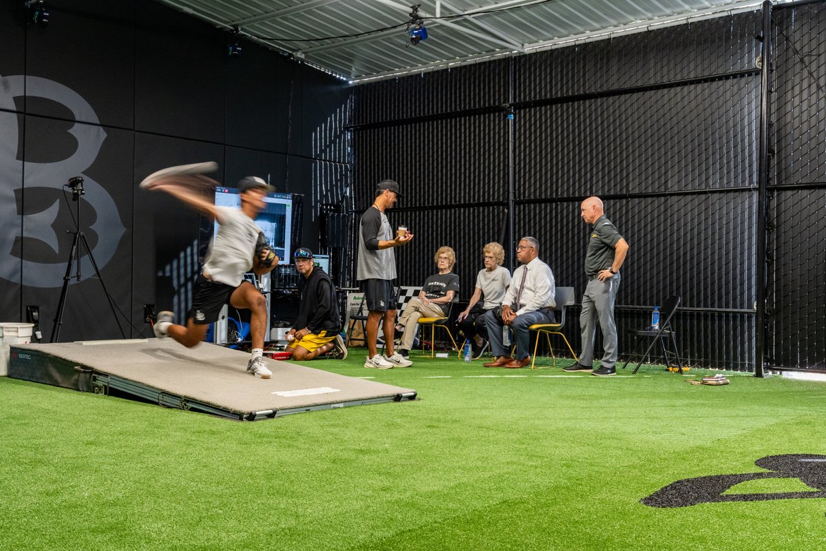 LBDirtbags's tweet photo. 𝐀 𝐥𝐨𝐨𝐤 𝐢𝐧𝐬𝐢𝐝𝐞 𝐭𝐡𝐞 𝐁𝐨𝐡𝐥 𝐀𝐧𝐧𝐞𝐱. 

President Blanchard, Marilyn Bohl, and Arline Walter stopped by to experience the technology behind the Dirtbags Pitching Lab and learn how innovation is shaping player development at LBSU

 #GoDirtbags | #LongBeachBuilt https://t.co/RSio2yQRL1