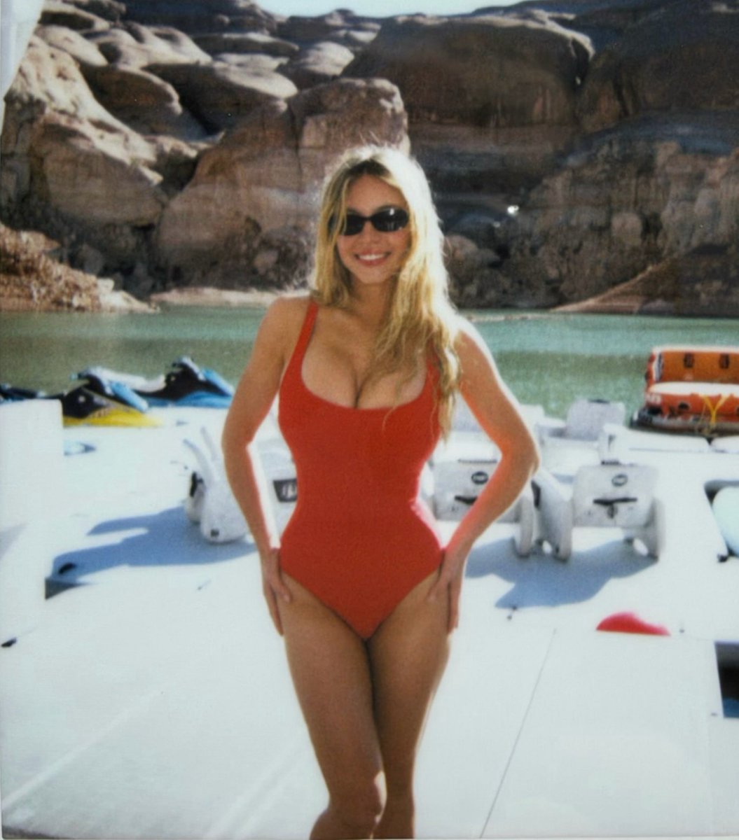 sweeneydailyx's tweet photo. Sydney Sweeney shared new photos from her vacation. https://t.co/cG3q1n3ZSe