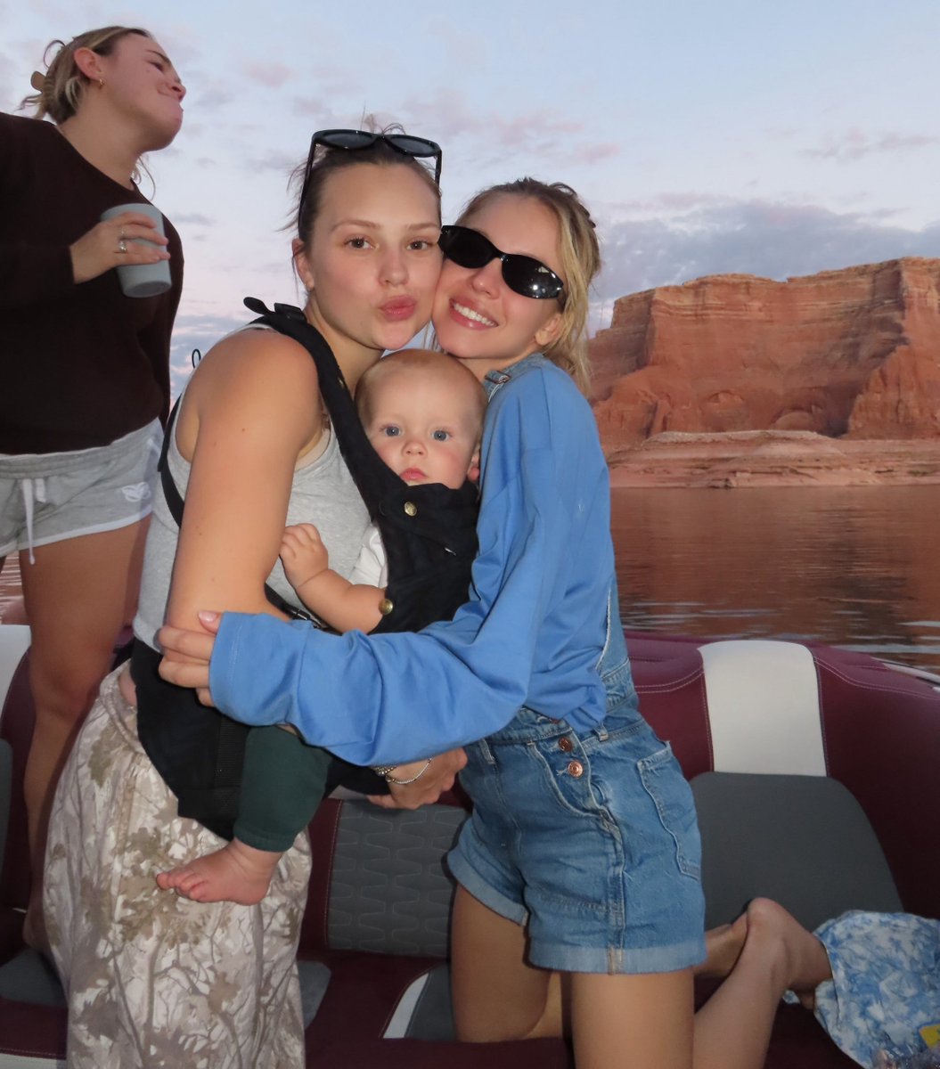 sweeneydailyx's tweet photo. Sydney Sweeney shared new photos from her vacation. https://t.co/cG3q1n3ZSe