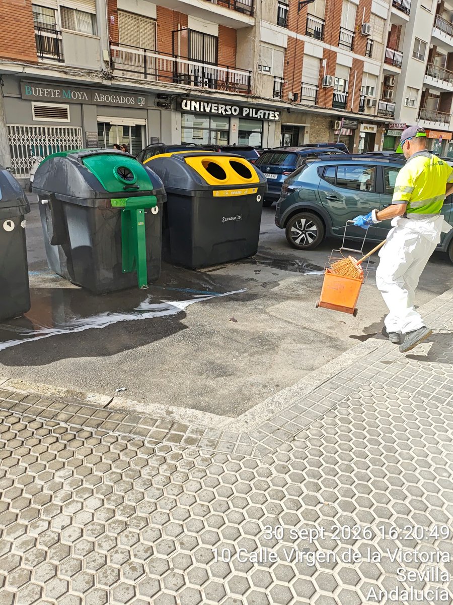 DtoLosRemedios's tweet photo. 🧼 Continuamos con la limpieza diaria de los contenedores en las calles de nuestro distrito.

Trabajos de limpieza de contenedores en la calle Montecarmelo, reforzando su mantenimiento para seguir mejorando la limpieza de nuestros espacios públicos.

#SevillaEstáEnMarcha https://t.co/SkMTbmZnFF