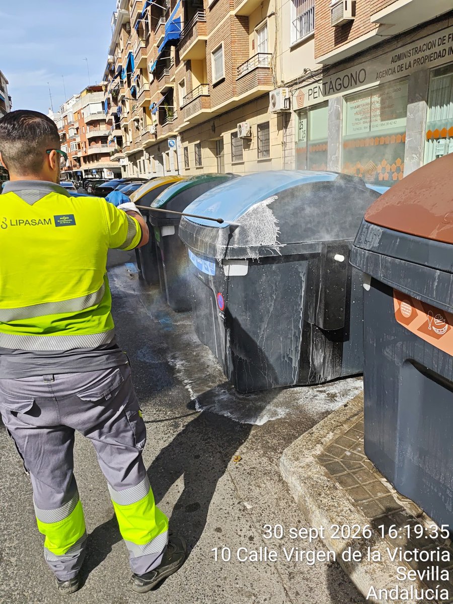 DtoLosRemedios's tweet photo. 🧼 Continuamos con la limpieza diaria de los contenedores en las calles de nuestro distrito.

Trabajos de limpieza de contenedores en la calle Montecarmelo, reforzando su mantenimiento para seguir mejorando la limpieza de nuestros espacios públicos.

#SevillaEstáEnMarcha https://t.co/SkMTbmZnFF