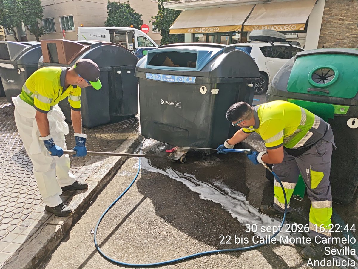 DtoLosRemedios's tweet photo. 🧼 Continuamos con la limpieza diaria de los contenedores en las calles de nuestro distrito.

Trabajos de limpieza de contenedores en la calle Montecarmelo, reforzando su mantenimiento para seguir mejorando la limpieza de nuestros espacios públicos.

#SevillaEstáEnMarcha https://t.co/SkMTbmZnFF