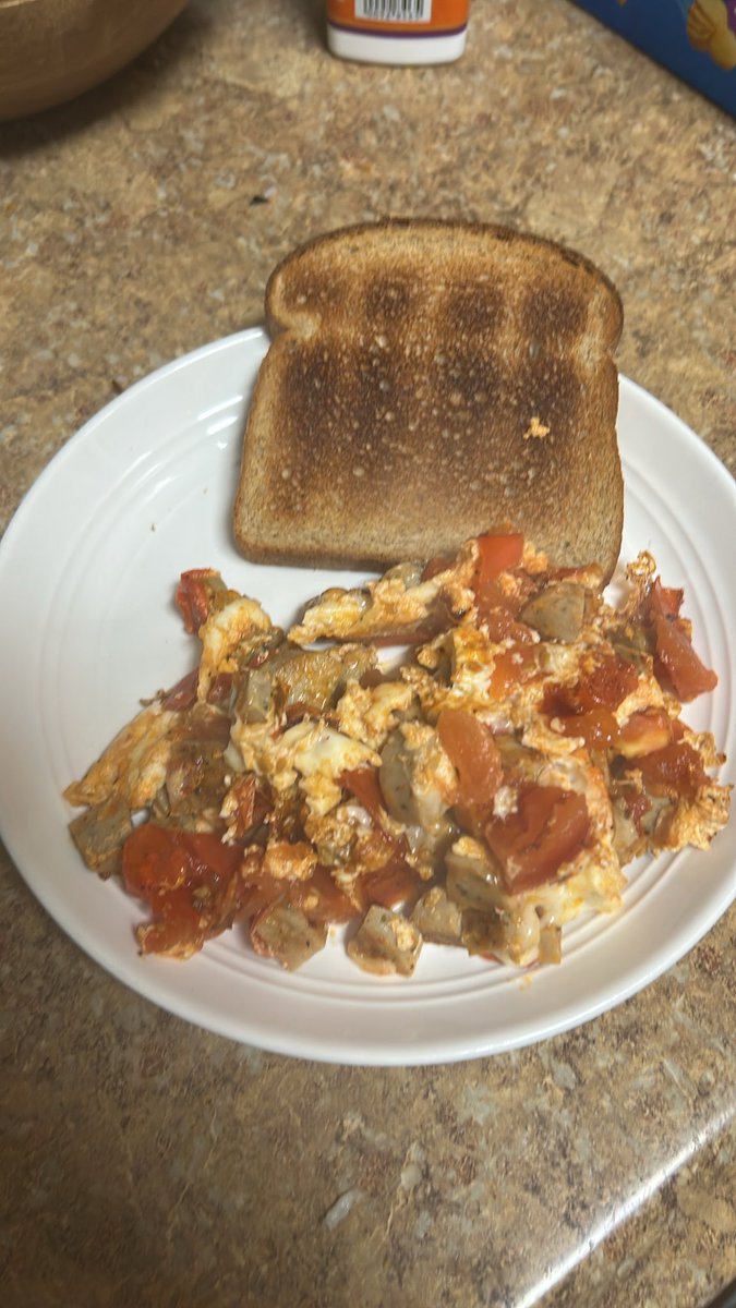 relapsedbigback's tweet photo. ok it did not turn out as an omelette lol. egg white tomato and chicken sausage scramble with whole wheat toast and some bits of cheese in the eggs. cals: hopefully around 400? https://t.co/TGDH0fv6Gi