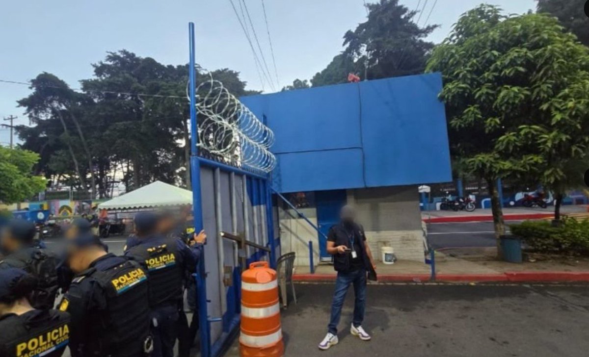 dcuevas_pl's tweet photo. El CSU de Walter Mazariegos autoriza qué el departamento jurídico de la USAC tome acciones legales por posible abuso de autoridad durante el allanamiento que coordinó el @MPguatemala de Gabriel García Luna. https://t.co/iIj2fnASaB