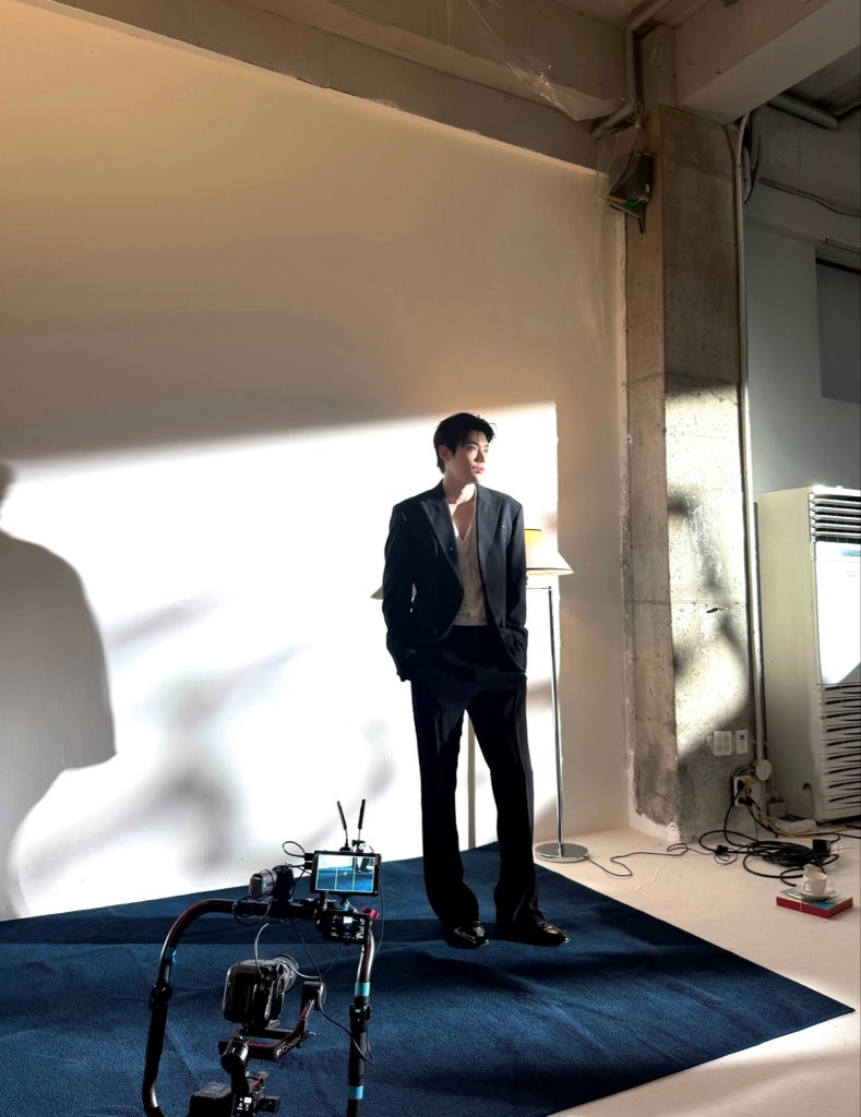 llsya_78's tweet photo. There’s something special about seeing Kim Yoonsik in Paris. ‧˚꒰🐾୭ ˚. ᵎᵎ

WELCOME KIM YOON SIK TO PARIS

#YOONSIKPFWSS27
#KIMYOONSIKINPARIS https://t.co/59v4V1XAHi