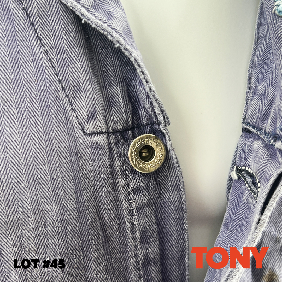 vipfanauctions's tweet photo. This auction item is from Tony. This is Sal’s Screen Worn Wardrobe Item. The components of this lot were worn by Sal while working the docks when Tony comes looking for Manny and spots his truck. Sal and Tony see each other at the docks.

https://t.co/R88FZ7mltd

#tonymovie https://t.co/vYfF5i2mt7