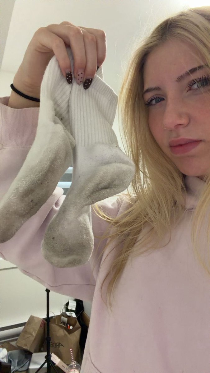 brattykya's tweet photo. 🤢🤮🤮they smell awful omg https://t.co/d62YzTUZmk