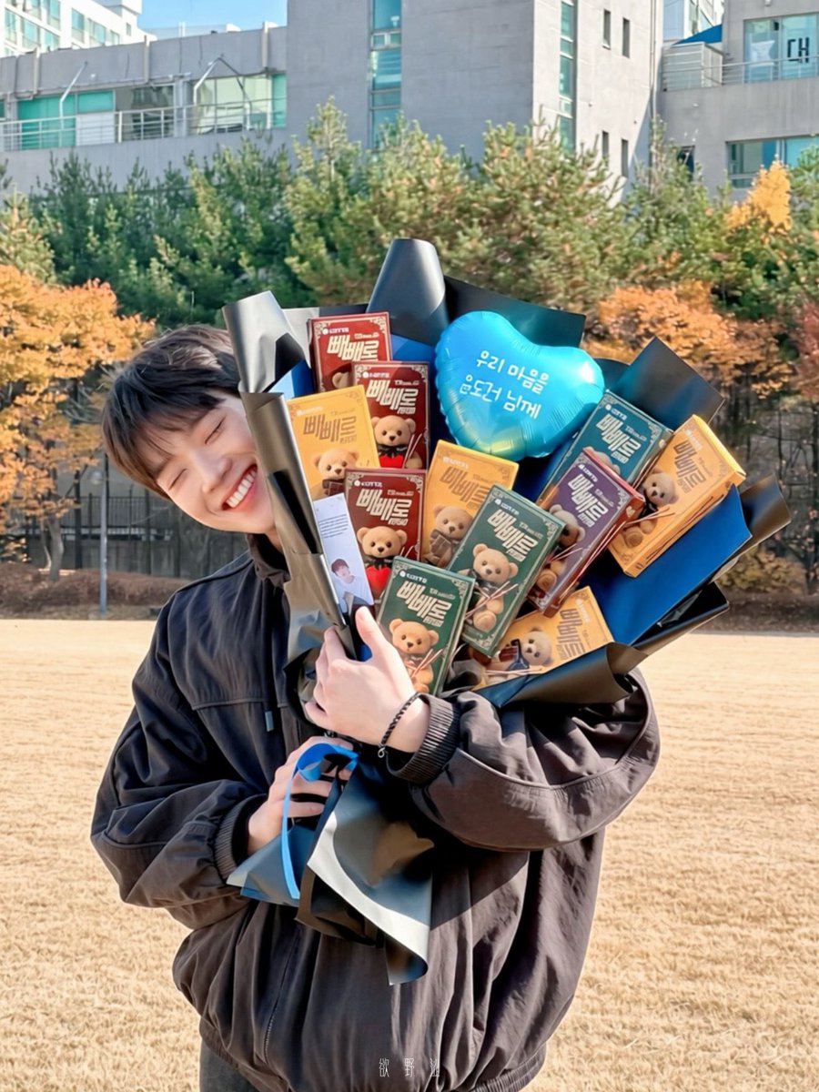 wavycrunch's tweet photo. Let the gentle atmosphere of Paris comfort you during this special trip, Kim Yoonsik 🩵🩵

WELCOME KIM YOON SIK TO PARIS

#YOONSIKPFWSS27
#KIMYOONSIKINPARIS https://t.co/RfV5OvcL4X