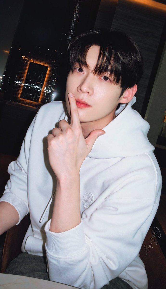wavycrunch's tweet photo. Let the gentle atmosphere of Paris comfort you during this special trip, Kim Yoonsik 🩵🩵

WELCOME KIM YOON SIK TO PARIS

#YOONSIKPFWSS27
#KIMYOONSIKINPARIS https://t.co/RfV5OvcL4X