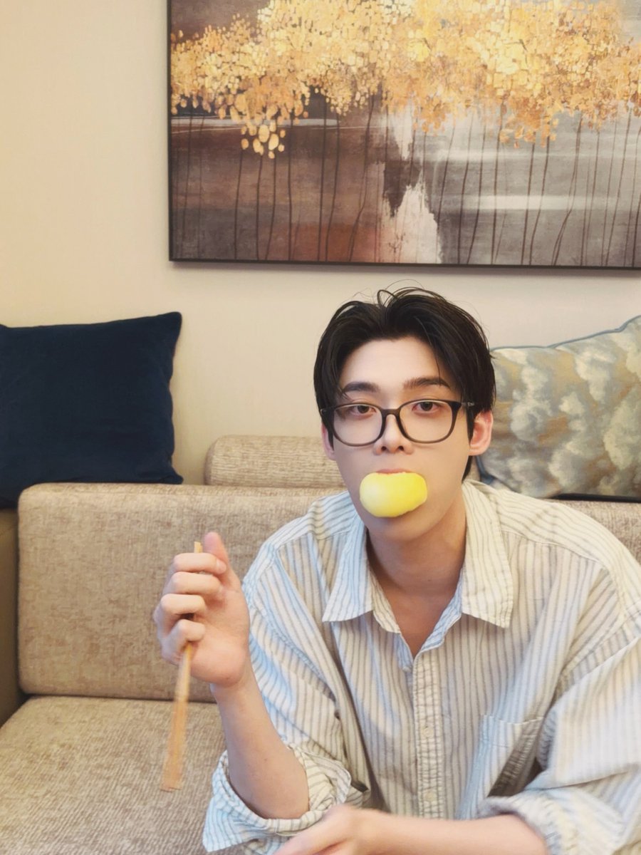 alforkimyoonsik's tweet photo. A new city, a new atmosphere, and a beautiful journey ahead. Welcome to Paris! Supporting for actor Kim Yoonsik.

WELCOME KIM YOON SIK TO PARIS

#YOONSIKPFWSS27
#KIMYOONSIKINPARIS https://t.co/pyIugqcwLA