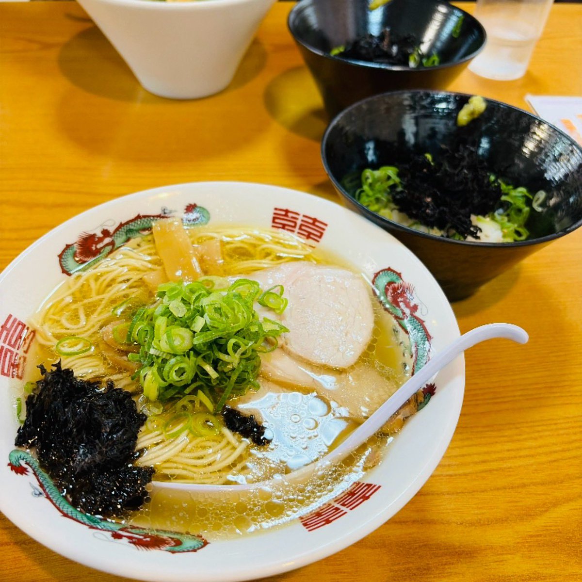 L4NDMVRKS's tweet photo. この前の田代島では石巻へ移動し色々と散策。お昼に1年ぶりとなる大好きな味のささきさんへ🍜
蛤とあさり出汁の中華そば塩と親鶏の中華そば塩、茶漬け用ばらのりご飯
両方のスープでそれぞれ出汁の旨味が効いてむちゃうまぁ🤤
太麺が好みだけどここは細麺が非常に合う☺️
めん吉松さんも行きますね🙌️ https://t.co/x3i6BMh8aF