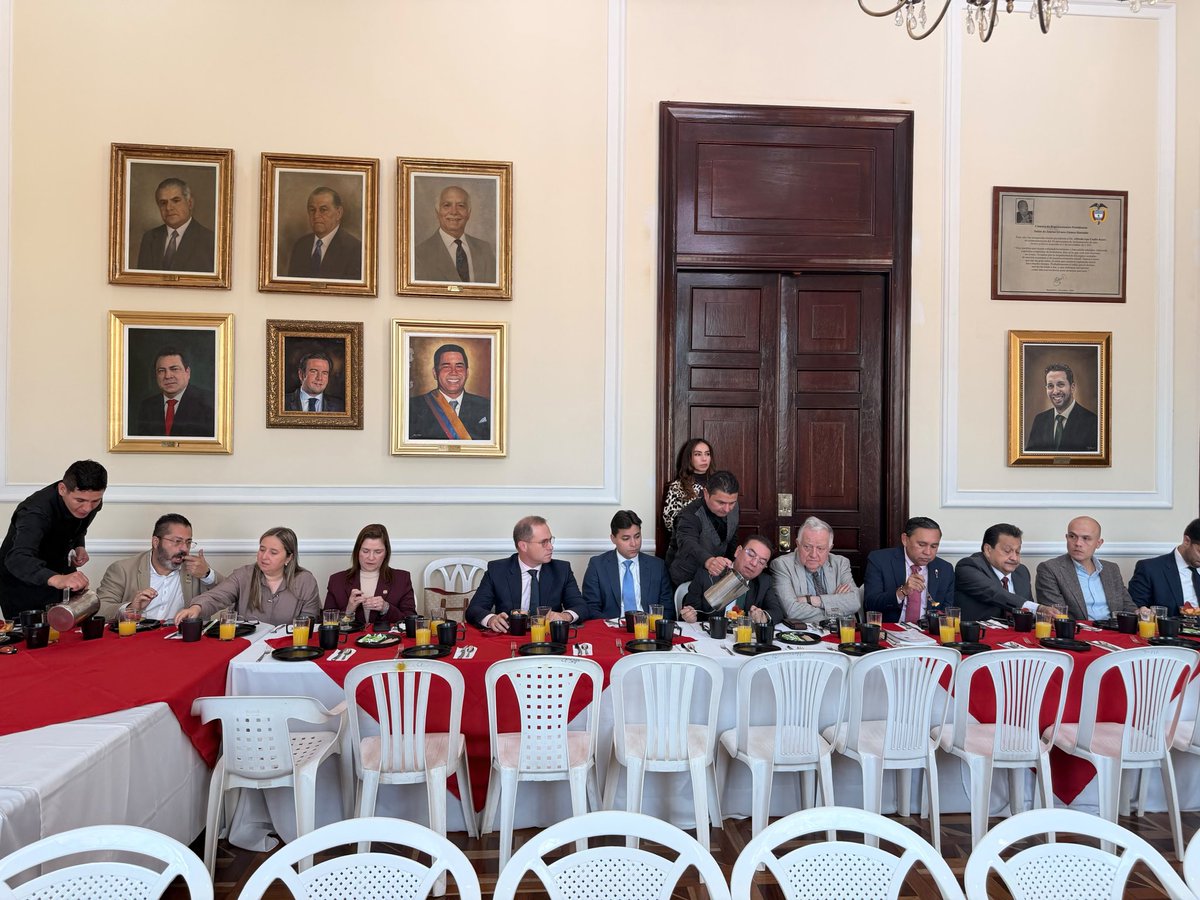hectorolimpo's tweet photo. En reunión de la bancada del @PartidoLiberal con el @Minvivienda , @soyjaimeandres , insistimos en una solución pragmática para acabar con la tramitología del centralismo que ahoga a los municipios. En vez de mantener cientos de proyectos represados en ventanillas únicas en Bogotá, debemos crear fábricas de proyectos regionales que descentralicen la viabilización técnica y aprovechen el capital humano de nuestros territorios.

En esa misma línea, respaldamos con firmeza los dos grandes proyectos de infraestructura hídrica para el departamento de Sucre: el Acueducto Regional del Golfo —vital para el desarrollo turístico del Golfo de Morrosquillo— y el Acueducto Regional de las Sabanas. Llevar agua potable desde los ríos Sinú y Magdalena a más de 600.000 personas que hoy no cuentan con un servicio permanente es una prioridad social e industrial inaplazable.

Acelerar la ejecución de estas obras mediante una articulación real entre el Gobierno Nacional y las autoridades locales es una exigencia de justicia territorial. El desarrollo del Caribe y de Colombia no se logra pretendiendo resolverlo todo desde la capital, sino fortaleciendo las capacidades locales y resolviendo las necesidades básicas directamente en las regiones.