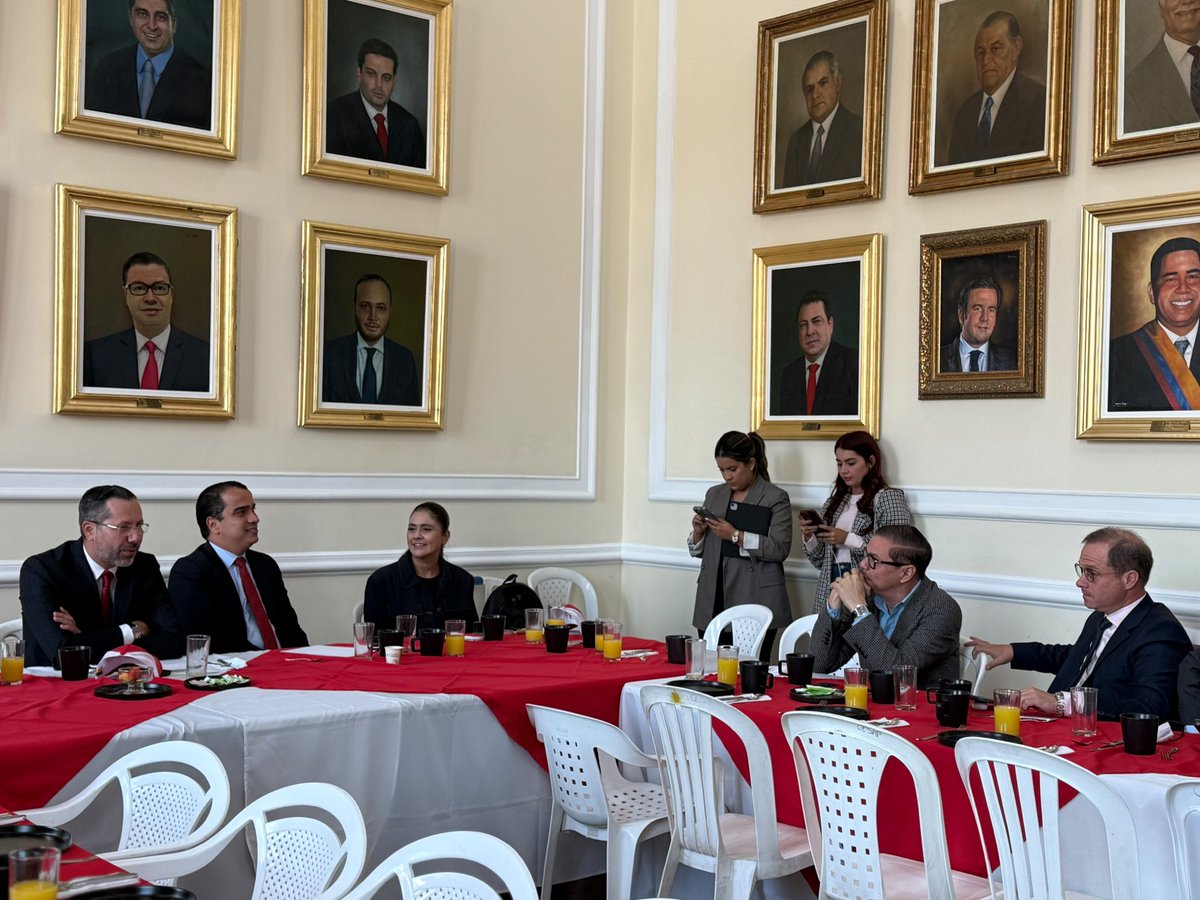 hectorolimpo's tweet photo. En reunión de la bancada del @PartidoLiberal con el @Minvivienda , @soyjaimeandres , insistimos en una solución pragmática para acabar con la tramitología del centralismo que ahoga a los municipios. En vez de mantener cientos de proyectos represados en ventanillas únicas en Bogotá, debemos crear fábricas de proyectos regionales que descentralicen la viabilización técnica y aprovechen el capital humano de nuestros territorios.

En esa misma línea, respaldamos con firmeza los dos grandes proyectos de infraestructura hídrica para el departamento de Sucre: el Acueducto Regional del Golfo —vital para el desarrollo turístico del Golfo de Morrosquillo— y el Acueducto Regional de las Sabanas. Llevar agua potable desde los ríos Sinú y Magdalena a más de 600.000 personas que hoy no cuentan con un servicio permanente es una prioridad social e industrial inaplazable.

Acelerar la ejecución de estas obras mediante una articulación real entre el Gobierno Nacional y las autoridades locales es una exigencia de justicia territorial. El desarrollo del Caribe y de Colombia no se logra pretendiendo resolverlo todo desde la capital, sino fortaleciendo las capacidades locales y resolviendo las necesidades básicas directamente en las regiones.
