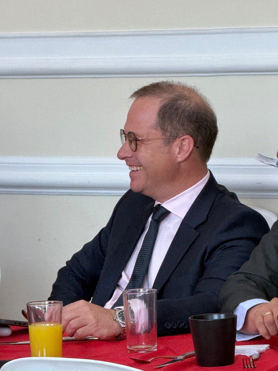 hectorolimpo's tweet photo. En reunión de la bancada del @PartidoLiberal con el @Minvivienda , @soyjaimeandres , insistimos en una solución pragmática para acabar con la tramitología del centralismo que ahoga a los municipios. En vez de mantener cientos de proyectos represados en ventanillas únicas en Bogotá, debemos crear fábricas de proyectos regionales que descentralicen la viabilización técnica y aprovechen el capital humano de nuestros territorios.

En esa misma línea, respaldamos con firmeza los dos grandes proyectos de infraestructura hídrica para el departamento de Sucre: el Acueducto Regional del Golfo —vital para el desarrollo turístico del Golfo de Morrosquillo— y el Acueducto Regional de las Sabanas. Llevar agua potable desde los ríos Sinú y Magdalena a más de 600.000 personas que hoy no cuentan con un servicio permanente es una prioridad social e industrial inaplazable.

Acelerar la ejecución de estas obras mediante una articulación real entre el Gobierno Nacional y las autoridades locales es una exigencia de justicia territorial. El desarrollo del Caribe y de Colombia no se logra pretendiendo resolverlo todo desde la capital, sino fortaleciendo las capacidades locales y resolviendo las necesidades básicas directamente en las regiones.