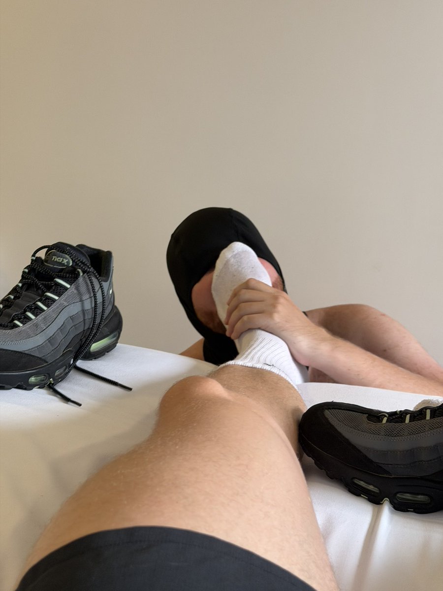 MascLad's tweet photo. Do you want to be my sub like this lucky slut? @nike_sweat Tribute and then get in my DMs. 💸🦶🏻 https://t.co/YrGxetGWcs