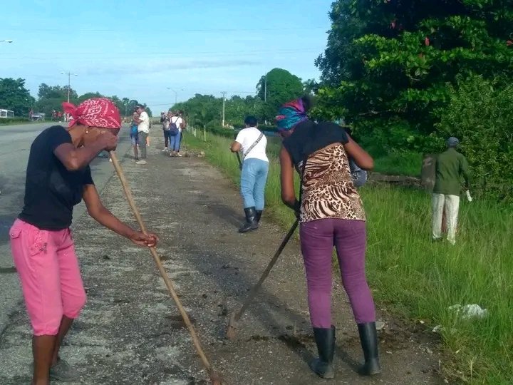 MildreyDelis's tweet photo. Un barrio limpio no se espera ,se hace ,así lo demuestran los cuadros de la FMC  del municipio San Luis en la provincia #SantiagoDeCuba
#MujeresEnRevolución 
#MiBarrioPorLaPatria https://t.co/aUFfxouAmh