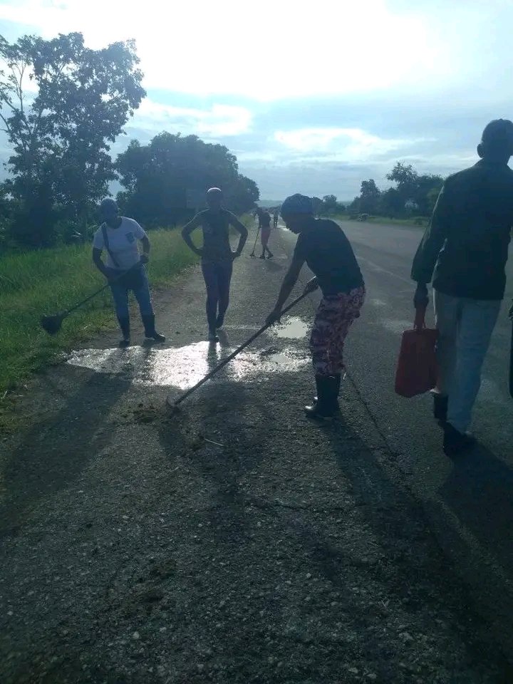 MildreyDelis's tweet photo. Un barrio limpio no se espera ,se hace ,así lo demuestran los cuadros de la FMC  del municipio San Luis en la provincia #SantiagoDeCuba
#MujeresEnRevolución 
#MiBarrioPorLaPatria https://t.co/aUFfxouAmh