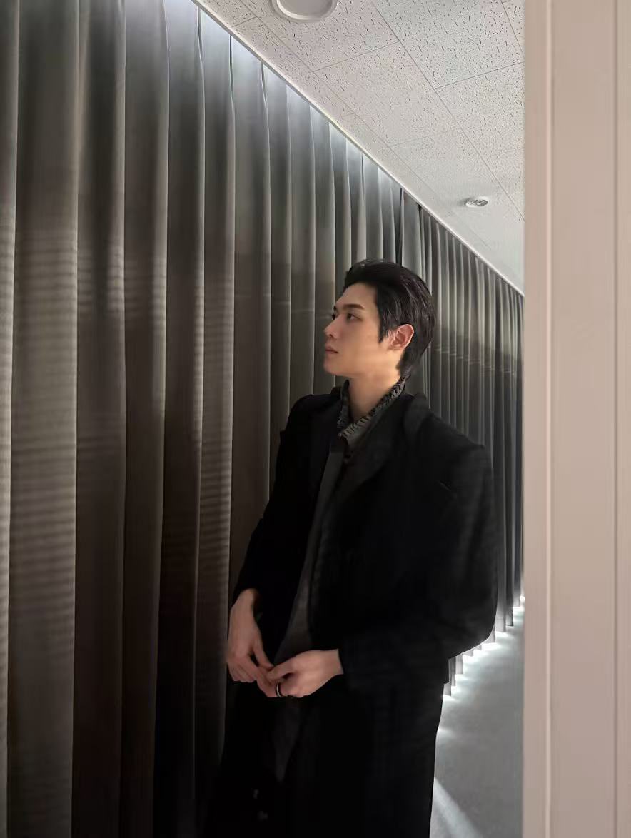 lirl799's tweet photo. Kim Yoonsik in Paris — a scene we were waiting to see. 💞ᩚ ᩚ 🫶ᩚ ❤️‍🔥ᩚ

WELCOME KIM YOON SIK TO PARIS

#KIMYOONSIKPFWSS27
#YOONSIKINPARIS https://t.co/PaAY4QVpUH