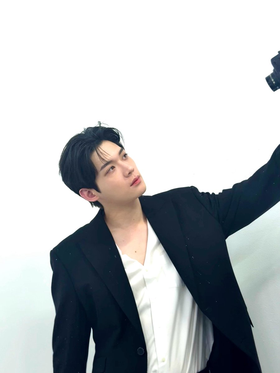 lirl799's tweet photo. Kim Yoonsik in Paris — a scene we were waiting to see. 💞ᩚ ᩚ 🫶ᩚ ❤️‍🔥ᩚ

WELCOME KIM YOON SIK TO PARIS

#KIMYOONSIKPFWSS27
#YOONSIKINPARIS https://t.co/PaAY4QVpUH