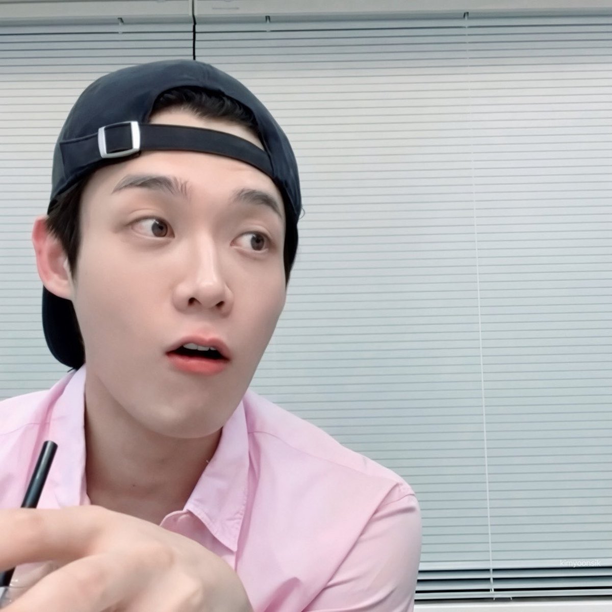 wmyeah1's tweet photo. 파리 패션위크에서 김윤식이 보여줄 새로운 매력에 마음이 두근거려요. 행복한 시간 보내세요✨(#^.^#)😽🩵

WELCOME KIM YOON SIK TO PARIS

#YOONSIKPFWSS27
#KIMYOONSIKINPARIS https://t.co/ZjDFDfplig