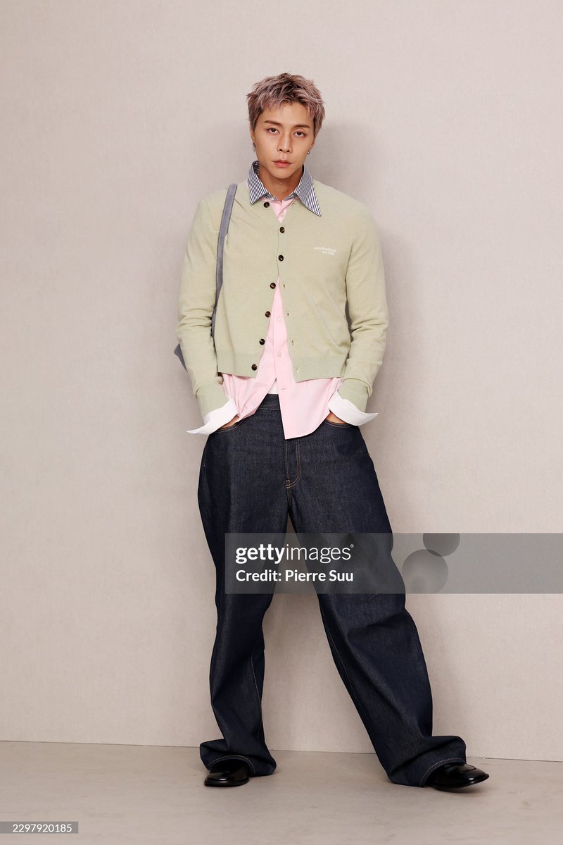 deardeju_elf's tweet photo. รูปจาก gettyimages มาแล้วทุกคนนนน หล่อมากกก ไม่มีจม ไม่มีหาย 

JOHNNY SUH AT PFW SS27
#AcneStudiosSS27xJohnnySuh
#AcneStudios #JOHNNY
@acnestudios https://t.co/3UulGGPNNC