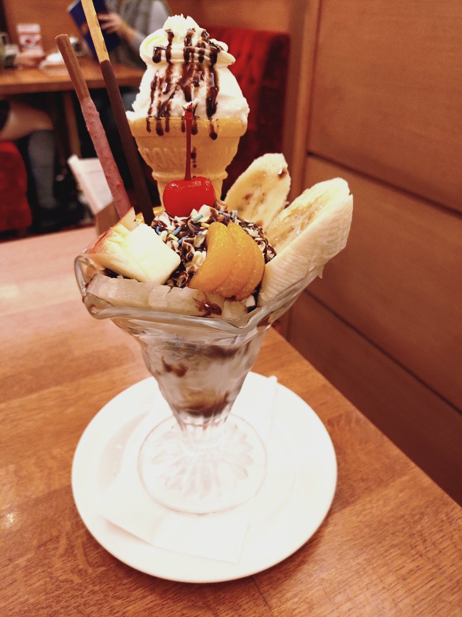 nekotaimu's tweet photo. オリジナルの生クリームが口当たり良き
#純喫茶コレクション
#新宿西武 
#西武パフェ https://t.co/2Hpti0fejO