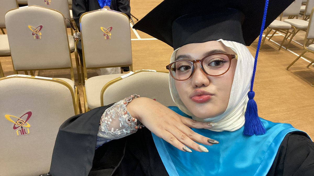 bubblebluezs's tweet photo. happy graduation! https://t.co/VgcvwxkDqA