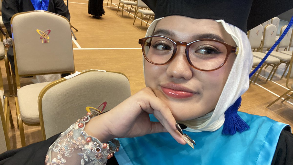 bubblebluezs's tweet photo. happy graduation! https://t.co/VgcvwxkDqA