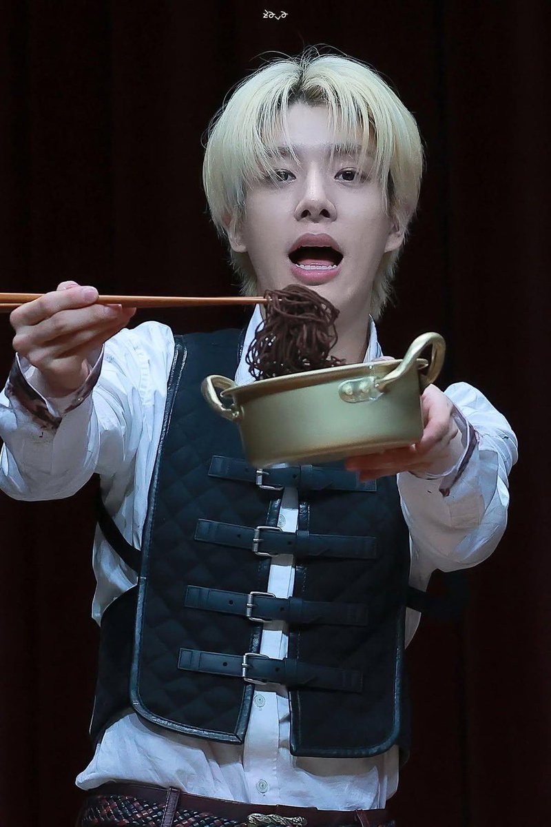 monjayth's tweet photo. ❨ 🐈‍⬛ ❩  180926  ╸#จงแซงทัววีเวิร์ส
 
💬 : ​JAKE พ่อครัวตัวน้อยมาแล้ว！👨‍🍳 สีหน้าจริงจังของเขาโดนใจฉันสุด ๆ ไปเลย ทรงนี้ทำอะไรออกมาฉันก็กินทั้งนั้น! (+2 รูปภาพ) 
 
🐈‍⬛ : ตอนย้ายมาอยู่หอเดียวกันครั้งแรกเจคเป็นแบบนี้เลยจริง ๆ นะ
🐈‍⬛ : ไม่นานมานี้ตอนที่ถ่ายคอนเทนต์ MEP กับเจค
🐈‍⬛ : เมนูที่เขาทำมันสุดยอดมาก ๆ
🐈‍⬛ : อ่า อีกไม่นานผมคงต้องทำกินอีกครั้งแล้วล่ะ
🐈‍⬛ : ผมติดใจเมนูเส้นผัดซอสครีมจริง ๆ เลยนะนั่น
 
#ENHYPEN #JAY #ENHYPEN_JAY @ENHYPEN @ENHYPEN_members
