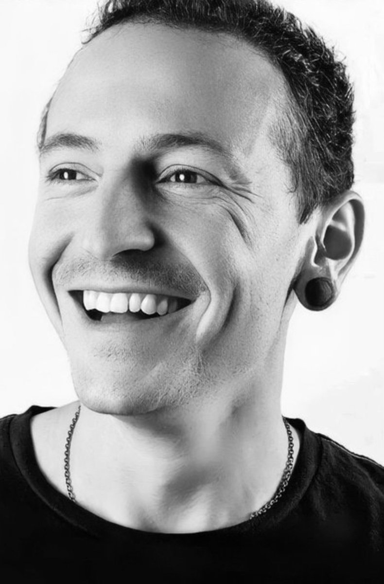 simsim3201976's tweet photo. Smile for Chester 😁 https://t.co/GlDCuc4aXP