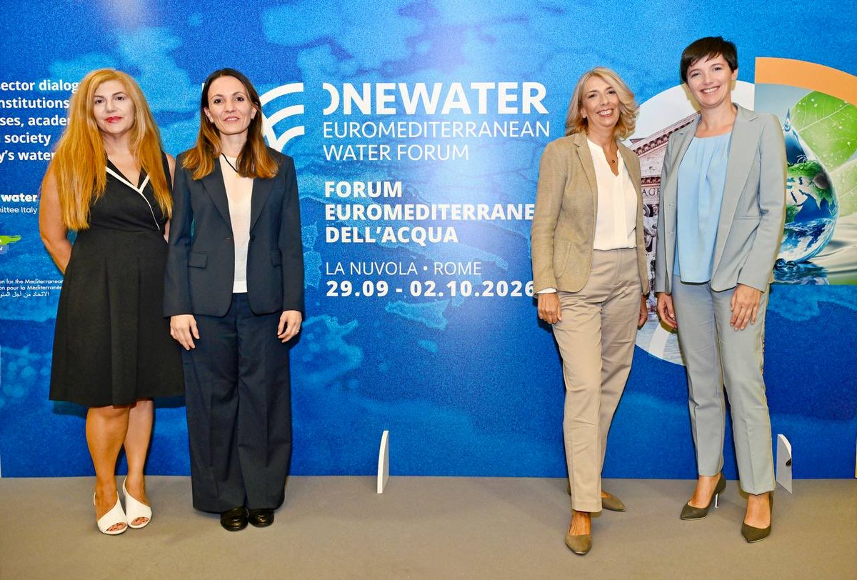 AceaGruppo's tweet photo. Acqua ed energia: un legame strategico per il futuro.

L’acqua è fondamentale per la produzione di energia, così come l’energia lo è per l’intero ciclo idrico. Due risorse profondamente interconnesse, al centro delle grandi sfide che attendono imprese, istituzioni e territori.

Da questo legame strategico nasce il terzo Rapporto dell’Osservatorio Idrico, “Il nesso acqua-energia: dinamiche, sfide e opportunità”, sviluppato con @intesasanpaolo. Lo studio evidenzia come resilienza idrica, transizione energetica e sfide climatiche siano strettamente connesse e richiedano risposte integrate.

È una sfida che richiede collaborazione tra istituzioni, industria, finanza e ricerca, per orientare decisioni e scelte d’investimento capaci di generare benefici economici, sociali e ambientali nel lungo periodo.

Il Rapporto è stato presentato al Forum EuroMediterraneo dell’Acqua, dove Alessandro Leto, Senior Advisor di Acea Acqua, e Marta Antonelli, Senior Advisor, Research & Studies di Acea, hanno approfondito le evidenze dello studio e le prospettive per una gestione sempre più integrata delle risorse.

Per approfondire, leggi il Rapporto: https://t.co/GneZwDp9cL 

#Acea #roadtoEuroMedWaterForum #Acqua @OneWater_Italy