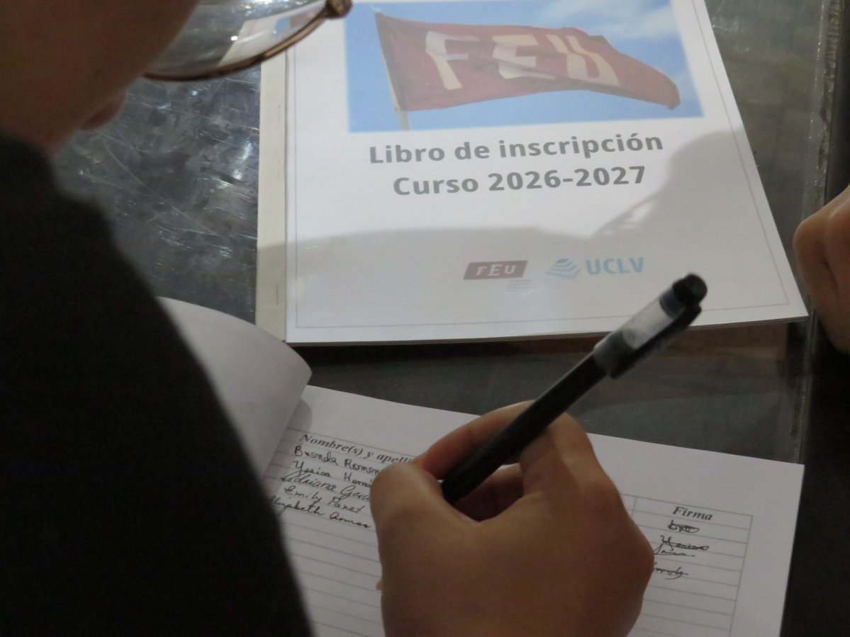 portal_villa's tweet photo. 🎓 ¡Bienvenidos a la @FeuCuba! 🇨🇺
Más de 1200 alumnos de primer año de la #UCLVnuestra ingresaron hoy a la organización joven más antigua de Cuba. El pase de lista a los mártires marcó el inicio.
#VillaClaraConTodos https://t.co/ftplYfG3ej