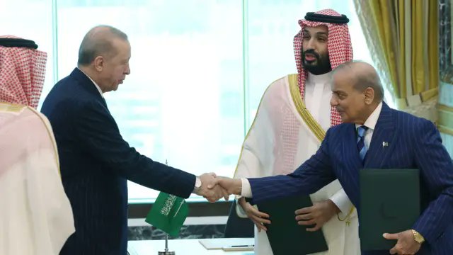 abdullahassahem's tweet photo. محاولات مستمرة عربية وامريكية وعالمية وايرانية لالصاق الاحتلال الاسرائيلي بالسعودية ... حرب اعلامية مثيرة ... لكنها في كل مرّة تفشل!! 

انظر

بعد الحادثة التي جرت صباح اليوم سمحت السعودية للطائرة الاماراتية بالهبوط في تبوك .. وقدمت للركاب المساعدة...ونقلت الطيارين المصابين إلى المستشفى....وإلى هنا الأمر إنساني وطبيعي وهو جزء من القيم الاسلامية...والاتفاقيات الدولية التي تحترمها كل دول العالم...

لكن بعد ذلك بدأت القصة السياسية الاهم....

إسرائيل أرادت إرسال طائرات لاستعادة ركابها من داخل السعودية....وبحسب رويترز...طلب الإسرائيليون السماح لطائرات عسكرية إسرائيلية بالدخول إلى المملكة ونقل الركاب، وكان سلاح الجو يستعد لإرسال طائرات نقل من طراز Super Hercules العسكرية.

لكن السعودية قالت بوضوح في موقف لافت : "لا" ....وهنا يجب أن نتوقف قليلا...لأن الرياض لم تمنع الركاب الإسرائيليين...ولم تحول الحادث إلى أزمة إنسانية وفضيحة اخلاقية وتعاملت مع كل موقف بمعزل عن الموقف الآخر...وقد قالت عمليا:
الانسان سنساعده...لكن الطائرة الإسرائيلية لن تنجّس سماء المملكة....وحتى الإعلام الإسرائيلي تحدث عن رفض خيار وصول طائرة إنقاذ إسرائيلية مستأجرة أيضا .... وكان عنوانا للصحف الاسرائيلية هذا الموقف السعودي!

وقامت المملكة بترحيلهم بطائرة اماراتية عربية....والأكثر إثارة أن هذا حدث في اليوم نفسه الذي خرج فيه مسؤول سعودي رفيع لينفي تقارير إسرائيلية تحدثت عن لقاءات بين مسؤولين سعوديين وإسرائيليين...

وكأن المملكة تقول للاحتلال .. لن تدنس طائرات حربية اسرائيلية سماء بلاد الحرمين .. ولن ندنس ايدينا بالسلام على نتنياهو وهذه المواقف هي امتداد طبيعي لمواقف سابقة .. رفض الانخراط بالاتفاقيات الابراهيمية .. ورفض 7 طلبات موثقة من ترامب للقيادة السعودية للانخراط الى جانب اسرائيل في الحرب على ايران ... رفض الاستعانة بالخبرات الاستخباراتية الاسرائيلية ضد الحوثي رغم ما تم تلفيقه من تقارير جرى نفيها .. رفض النووي السلمي الامريكي السعودي طالما تم تعليقه بشرط التطبيع .. وقطع ممر اسرائيل التي تستند عليه اقتصاديا وهو خط imec الهندي الشرق اوسطي الاوروبي واستبداله بـ خط اردني سوري تركي اوروبي والذهاب نحو تشكيل قوّة اسلامية مع تركيا وباكستان والاستعداد لضم دول اسلامية الاخرى ...
 
هذه المواقف اعلم انها مزعجة لاسرائيل واذناب اسرائيل وايران وذيول ايران .. لكن ماذا نفعل .. هذه الحقيقة ... هل نتنكر لها لنرضي حقد وحسد البعض؟!