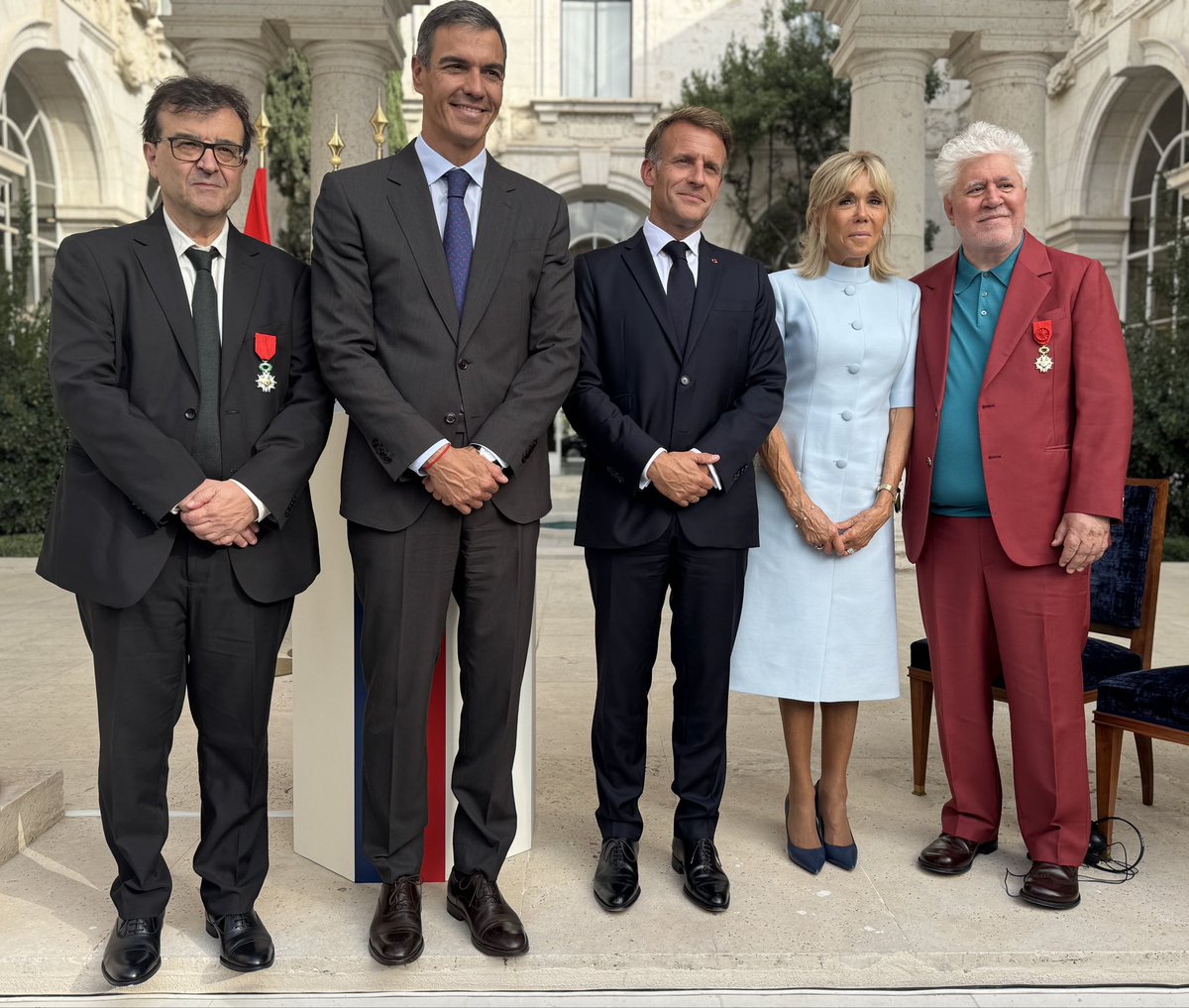 AgustinAlmo's tweet photo. Javier Cercas y Pedro Almodóvar han recibido sendas condecoraciones de parte del presidente de Francia Emmanuel Macron.
Día de gloria para la cultura española. https://t.co/icpUsyzxwd