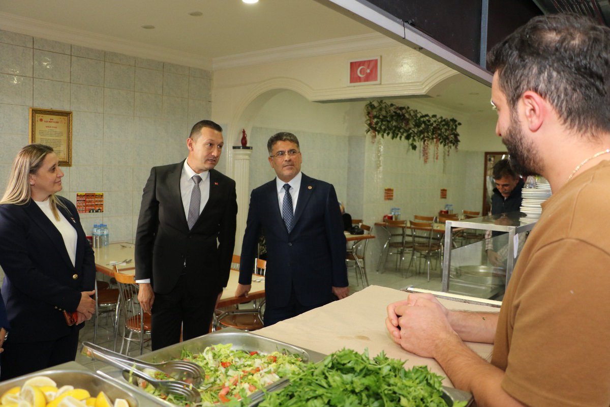farukaytek's tweet photo. ❝AK Parti; alın terinin kıymetini bilen, milletimizin sesini gönülden dinleyen, emeğin ve helal kazancın yanında duran büyük bir millet hareketidir.❞

#TürkiyeYüzyılıBuluşmaları kapsamında; çarşısında güvenin, sokaklarında samimiyetin, insanında kadirşinaslığın yaşadığı Bor’dayız.

İlçe Koordinatörlerimiz Türker Ataç, Adil Orçun Altınsoy, Kuddusi Çelik, Özata Erdoğan ve Osman Çapar, Bor İlçe Başkanımız Melek Yurdağül, Bor Belediye Başkanımız Serkan Baran, İl Genel Meclisi Üyelerimiz Erdal Niğdelioğlu, Süleyman Yalçın ve Nihat Tarım, İlçe Kadın Kolları Başkanımız Gülbahar Polat, İlçe Gençlik Kolları Başkanımız Fevzi Öztürk ve kıymetli teşkilatımızla esnafımızı ziyaret ederek hayırlı işler diledik, hemşehrilerimizle sohbet ederek talep ve beklentilerini dinledik.

Milletimizle kurduğumuz gönül bağını güçlendirecek, Türkiye Yüzyılı yolunda aynı azim ve kararlılıkla çalışacağız.

📍Bor, Niğde