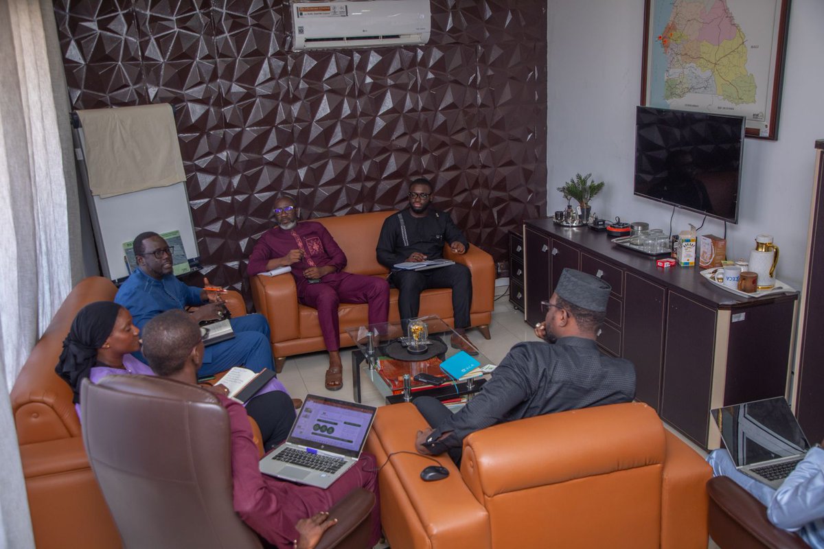 ProdacSenegal's tweet photo. Après la rencontre du mois d'avril dernier, le PRODAC et le FONSIS poursuivent leurs échanges pour une zone industrielle aquacole de 500 ha, dont 70 ha en phase pilote au DAC de KMS, et pour la mobilisation de financements pour la relance et l'extension des DAC.
#Prodac https://t.co/TRNTZTPyJ2