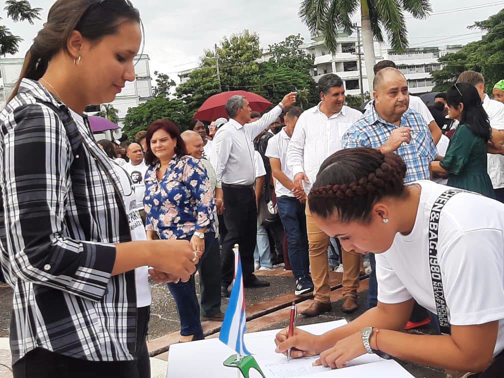 eumelin5's tweet photo. Junto a @YamileRamosCord participé en el  Acto Nacional de Ingreso a la @FeuCuba la ceremonia fue  efectuada en el monumento a los Hermanos Saíz, donde rindió homenaje al joven universitario Rafael Trejo al cumplirse 95 años de su asesinato.  #PinardelRío https://t.co/zsC2S731ww