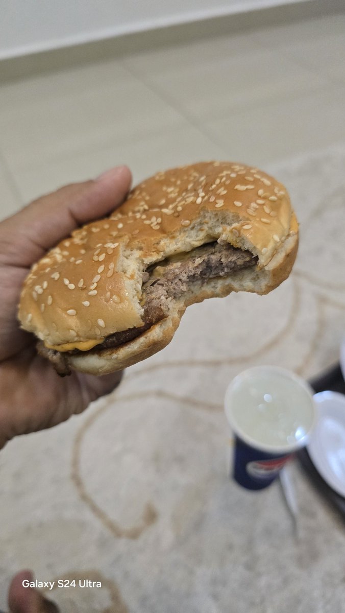 AlzaeemAbdullah's tweet photo. اليوم طلبت طلب من عندكم و للاسف ولا شي جاني صح 

البرجر فاضي مافي اي صوصات كاني طالب من بوفيه 

اول مرة يجيني طلب منكم بذا الشكل 

حتى حجم البطاطس طالبه كبير و جاني صغير 

@hardees_ksa https://t.co/aInWrsk007