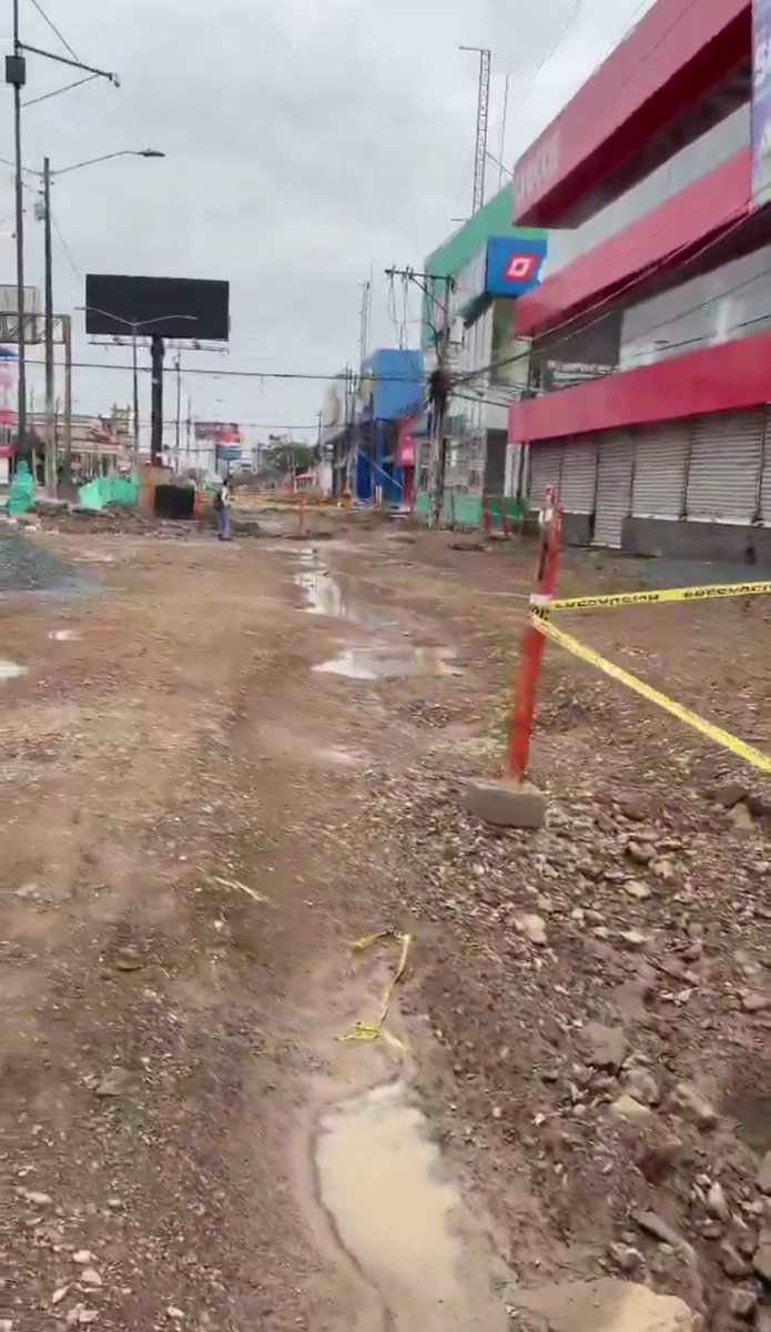 MemesDelMijinOr's tweet photo. No es Ucrania, No es Afganistán, No es Israel, es la ALBORADA que tiene casi 1 año sin terminar de arreglar la calle por parte de la Alcaldía de Guayaquil.
No me equivoqué en decirles que Guayaquil y Barcelona estarían en la VERGA a manos de los hermanos Chimichurris Álvarez ☹️ https://t.co/vLsPMeh3ax