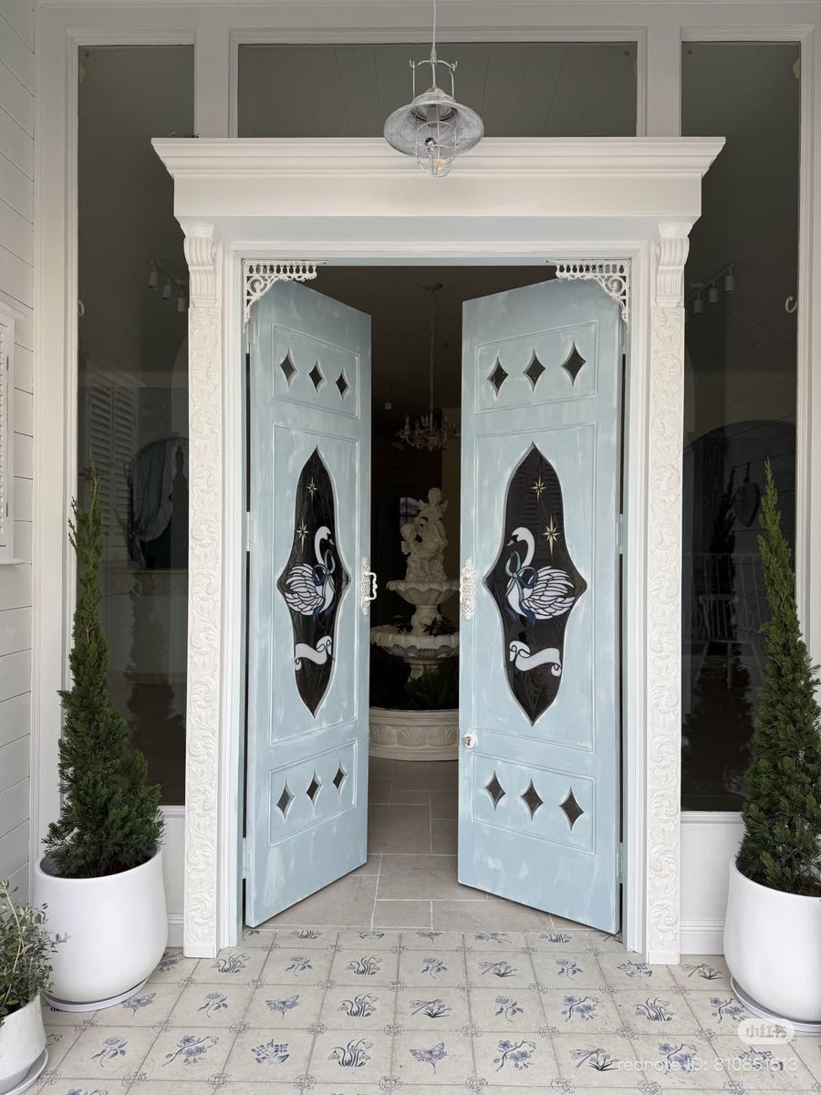 prtygal777's tweet photo. swan door https://t.co/OUqoIt8K9M