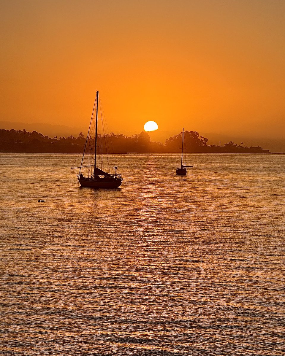 NativeSantaCruz's tweet photo. This morning’s sunrise from the Santa Cruz Wharf https://t.co/Tj3NsXaUhd