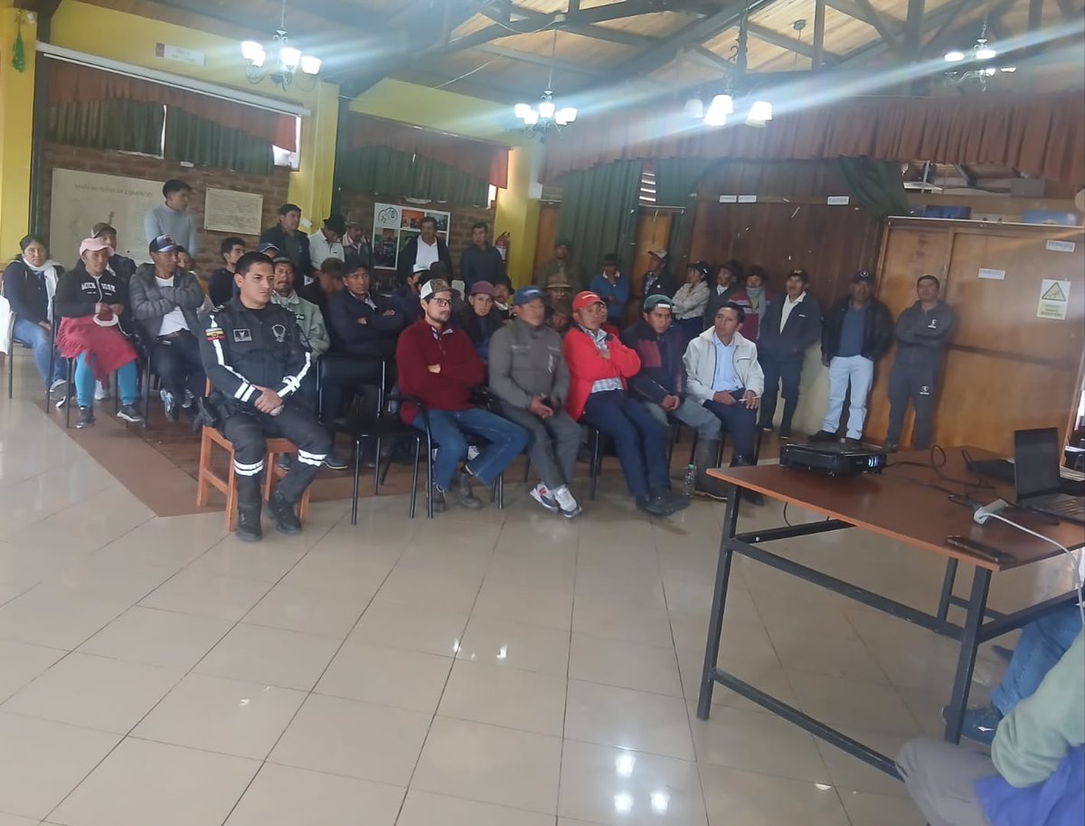 PoliciaEcZona5's tweet photo. 🐻🌿 #Bolívar | Protección de fauna
La #PolicíaEcuador, mediante la #UPMA, articuló acciones con autoridades y comunidad para fortalecer la conservación del oso andino y su hábitat.
🤝🌱 #ServirYProtegerConFirmeza https://t.co/R4urcnjhIY